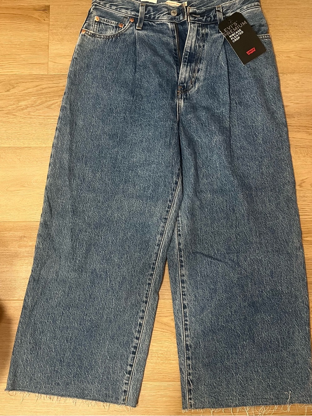 Levi's Ribcage Pleated Crop Jeans